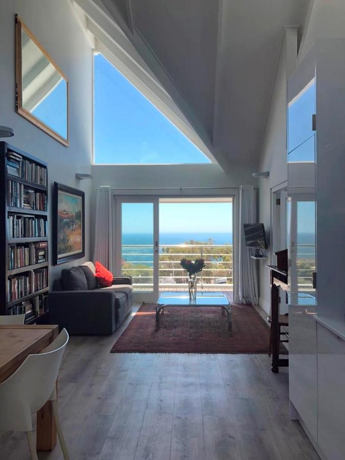 Apartment Camps Bay Loft With Stunning Mountain And Ocean Views *